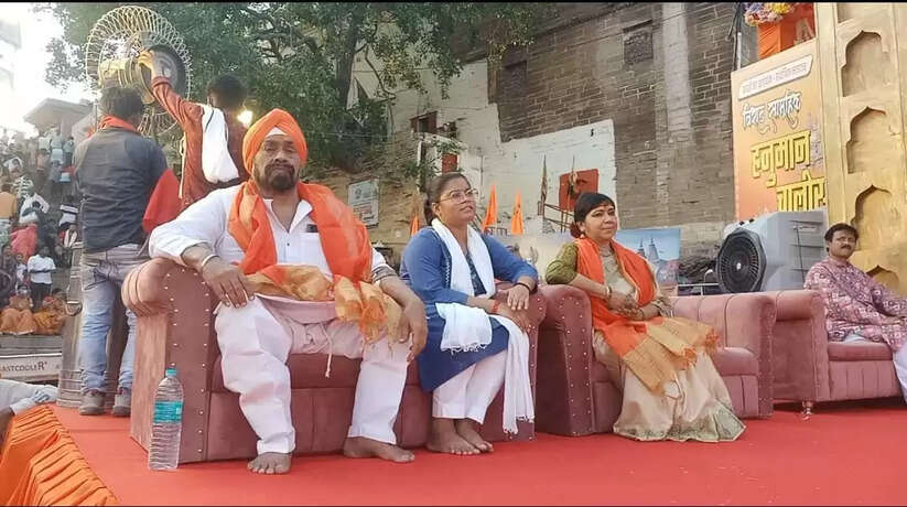 Varanasi News: दशाश्वमेध घाट पर सामूहिक हनुमान चालीसा का ऐतिहासिक आयोजन