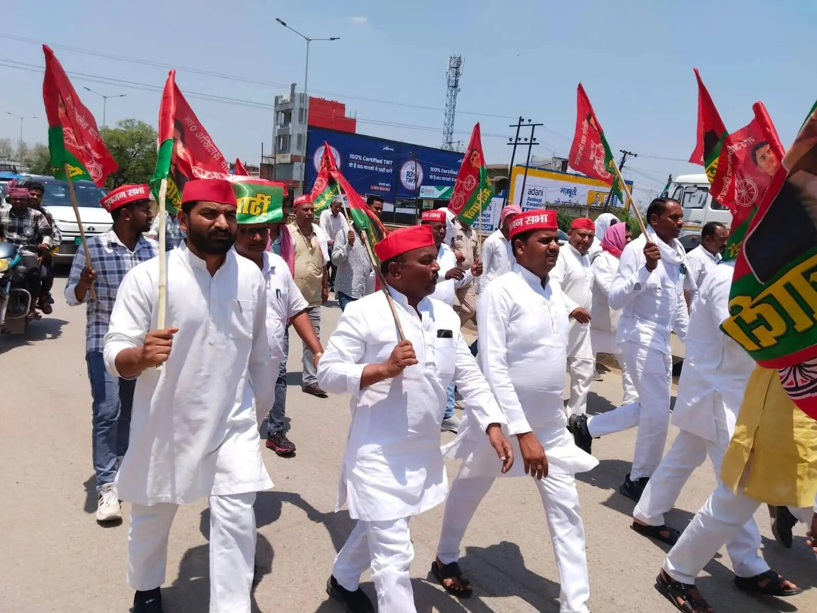 चंदौली। उत्तर प्रदेश के चंदौली जनपद के मुगलसराय बाजार में चल रहे सड़क चौड़ीकरण अभियान को लेकर अब राजनीतिक और सामाजिक सरगर्मी तेज हो गई है। जीटी रोड के विस्तार के तहत प्रशासन द्वारा अतिक्रमण हटाने और दुकानों को तोड़े जाने की कार्रवाई जारी है, जिससे बड़ी संख्या में व्यापारी प्रभावित हुए हैं।  इसी मुद्दे को लेकर समाजवादी पार्टी का एक प्रतिनिधिमंडल जिला अध्यक्ष सत्यनारायण राजभर के नेतृत्व में सड़क पर उतर आया। सपा कार्यकर्ताओं और नेताओं ने प्रभावित व्यापारियों के समर्थन में पैदल मार्च निकालकर प्रशासन के खिलाफ विरोध दर्ज कराया।  मुगलसराय बाजार में इस कार्रवाई के बाद तनाव का माहौल बना हुआ है। कई व्यापारियों की दुकानें पूरी तरह ध्वस्त हो गई हैं, जबकि कुछ आंशिक रूप से क्षतिग्रस्त हुई हैं। इससे व्यापारियों के सामने रोजी-रोटी का संकट खड़ा हो गया है।  पैदल मार्च के बाद सपा प्रतिनिधिमंडल ने जिलाधिकारी को ज्ञापन सौंपा, जिसमें व्यापारियों की समस्याओं को विस्तार से रखा गया। ज्ञापन में मांग की गई कि जिन व्यापारियों की दुकानें टूट गई हैं, उन्हें प्राथमिकता के आधार पर निर्माणाधीन कॉम्प्लेक्स में दुकान आवंटित की जाए। साथ ही सभी प्रभावित लोगों को उचित मुआवजा देने की मांग भी उठाई गई।  सपा नेताओं ने कहा कि विकास कार्य जरूरी हैं, लेकिन इसके साथ स्थानीय व्यापारियों और उनके परिवारों की आजीविका की सुरक्षा भी उतनी ही महत्वपूर्ण है। बिना उचित पुनर्वास और मुआवजे के की जा रही कार्रवाई से व्यापारियों में आक्रोश बढ़ता जा रहा है।  गौरतलब है कि इस मुद्दे को लेकर प्रशासन और व्यापारियों के बीच पहले भी कई दौर की बैठकें हो चुकी हैं, लेकिन अब तक कोई ठोस समाधान नहीं निकल सका है। व्यापारी लगातार पारदर्शिता और न्यायसंगत मुआवजे की मांग कर रहे हैं।  इस विरोध प्रदर्शन में प्रभु नारायण यादव, सत्यनारायण राजभर, जितेंद्र प्रसाद, नफीस अहमद, चंद्रशेखर यादव, दिलीप पासवान, मुसाफिर चाहन, मोनू जायसवाल, सिद्धार्थ जायसवाल, अजय मौर्य, चंद्रभानु यादव, संजय सोनकर और अन्य कई कार्यकर्ता व व्या