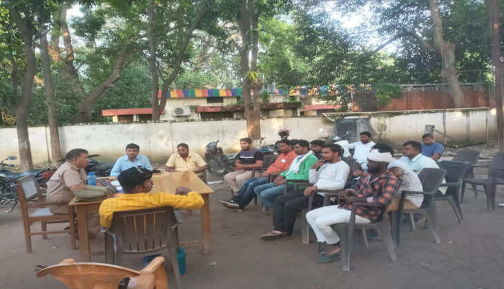 रोहनिया में आगामी त्यौहारों के मद्देनजईर थाना राजातालाब पर पीस कमेटी की बैठक संपन्न&nbsp;