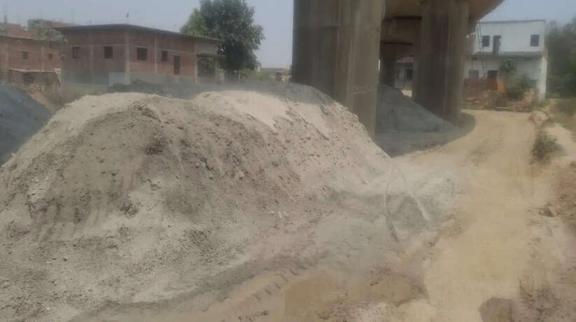 Chandauli news: फ्लाई ऐश से बढ़ा प्रदूषण, ग्रामीणों का फूटा गुस्सा!