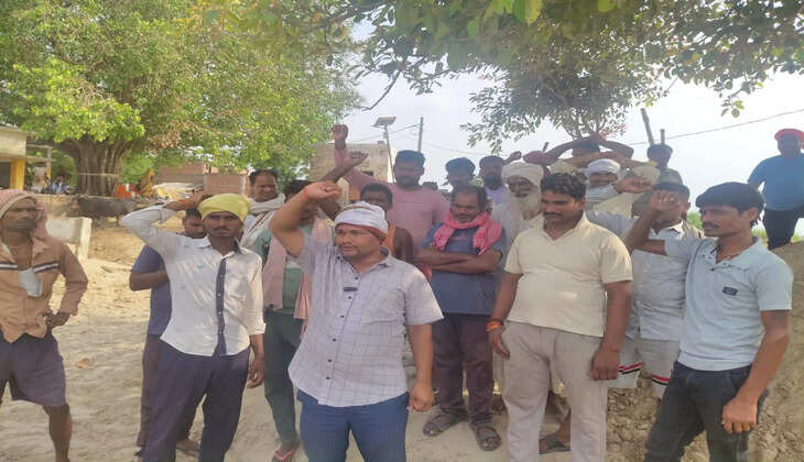 &nbsp;चंदौली के गुरैनी गांव में चकबंदी प्रक्रिया को लेकर किसानों ने विरोध प्रदर्शन किया। ग्रामीणों ने अधिकारियों पर पक्षपात, भ्रष्टाचार और प्रभावशाली लोगों को लाभ पहुंचाने के आरोप लगाए तथा आंदोलन की चेतावनी दी।