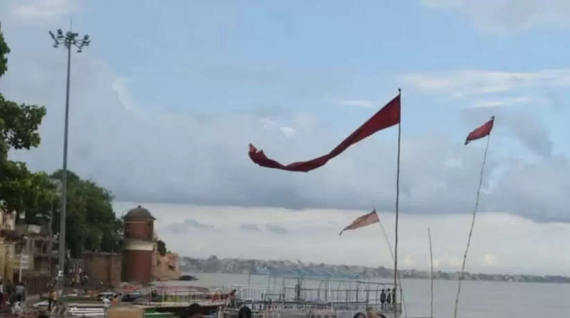 Varanasi Weather Today: खुशनुमा हुआ मौसम, वाराणसी में सुबह से हो रही रिमझिम बारिश, उमस से मिली राहत