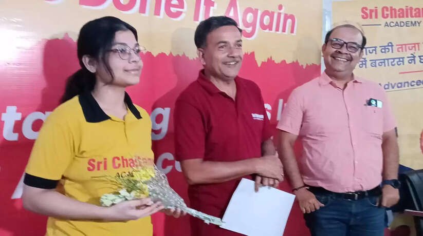 JEE Advanced 2025 में श्री चैतन्या एकेडमी की अनन्या त्रिपाठी बनी टॉपर