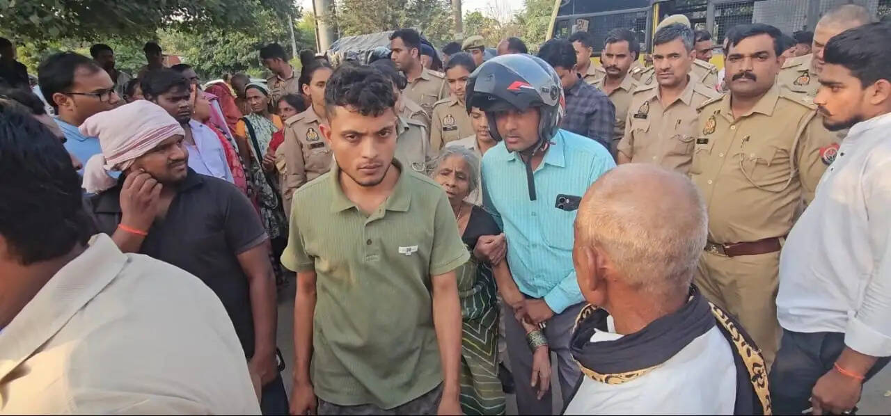 शव लेकर चौराहे पर पहुंचे आक्रोशित परिजन, बुलडोजर कार्रवाई की उठाई मांग