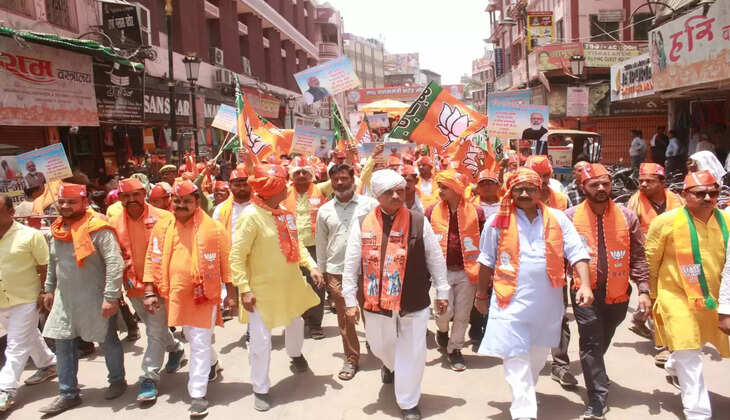 वाराणसी में फेरी पटरी ठेला व्यवसायी समिति ने प्रधानमंत्री नरेंद्र मोदी के समर्थन में निकाला जुलूस