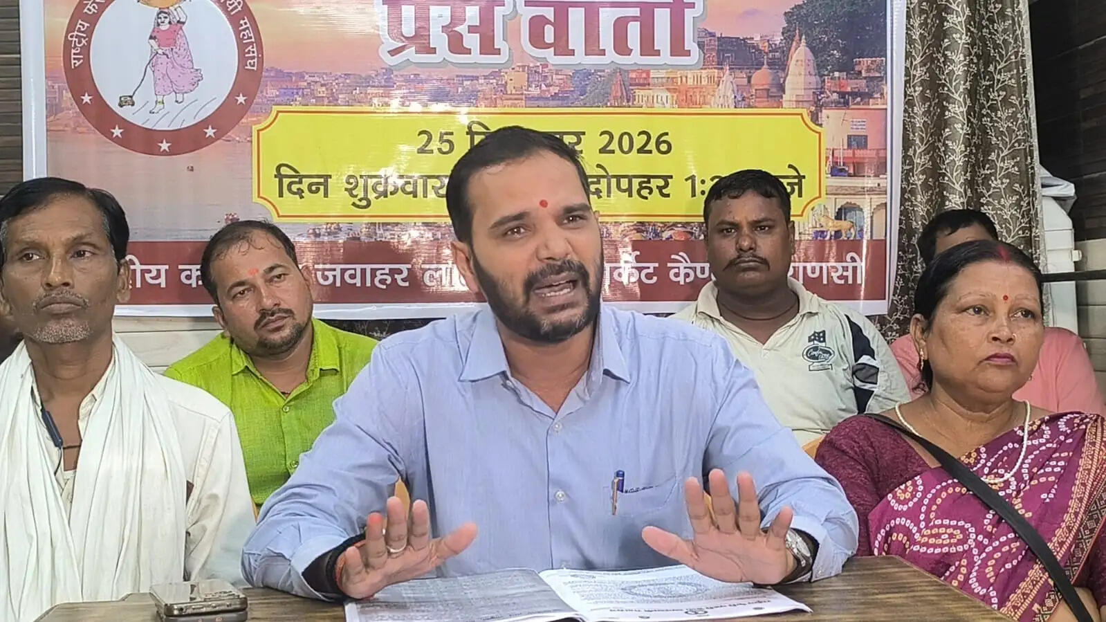 महासंघ ने चौकाघाट-लहरतारा फ्लाईओवर के नीचे बने नाइट मार्केट, सारनाथ के हवेलिया तिराहा स्थित स्ट्रीट फूड हब और दशाश्वमेध क्षेत्र के पटरी व्यवसायियों की समस्याओं को प्रमुखता से उठाया। संगठन का आरोप है कि चौकाघाट-लहरतारा नाइट मार्केट से पहले के स्ट्रीट वेंडर्स को हटाए जाने के बाद उन्हें अब तक व्यवस्थित नहीं किया गया है। वहीं, सारनाथ के स्ट्रीट फूड हब के आवंटन की प्रक्रिया पर भी संगठन ने सवाल उठाते हुए इसकी समीक्षा की मांग की।