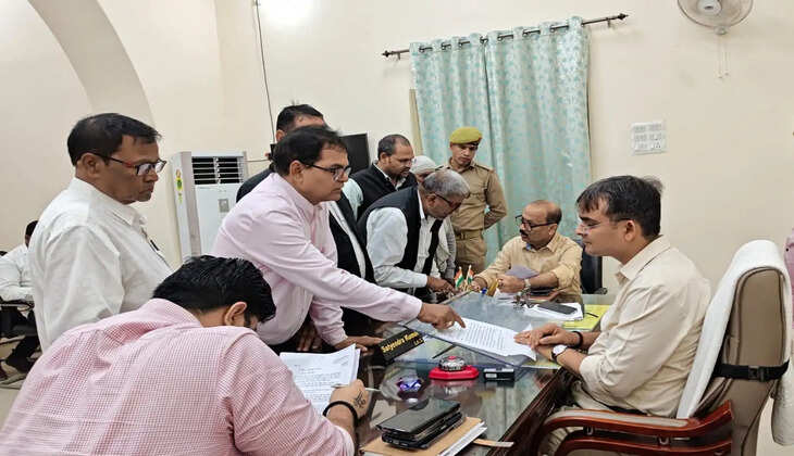 Varanasi News: जनता दर्शन में सख्त दिखे डीएम सत्येन्द्र कुमार, गलत रिपोर्ट देने वाले अधिकारियों पर कार्रवाई की चेतावनी