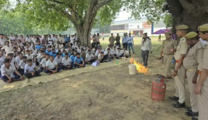 सहजनवा के NCC संयुक्त वार्षिक प्रशिक्षण शिविर में कैडेट्स को फायर फाइटिंग का लाइव डेमो और आर्टिफिशियल इंटेलिजेंस की जानकारी दी गई। विशेषज्ञों ने अग्नि सुरक्षा और आधुनिक तकनीकों पर प्रशिक्षण दिया।