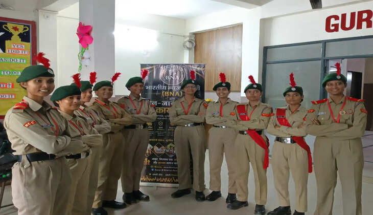 गोरखपुर में भारतीय न्यूज एजेंसी (BNA) के पोर्टल लॉन्च और कारगिल शहीद श्रद्धांजलि कार्यक्रम में चंद्रकांती रामवती डिग्री कॉलेज की NCC कैडेट्स ने अनुशासन और सेवा भावना का परिचय दिया। अतिथियों के स्वागत से लेकर मंच व्यवस्था तक निभाई अहम जिम्मेदारी।