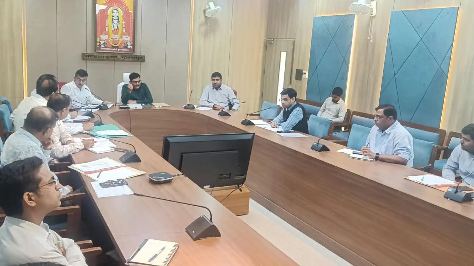 बैठक में मंडलायुक्त ने ABC सेंटरों की उपलब्धता और उनकी कार्यप्रणाली की समीक्षा की। उन्होंने सवाल उठाया कि जब पहले इन केंद्रों का इस्तेमाल डॉग सेंटर के रूप में किया जा सकता था, तो अब ऐसा क्यों नहीं किया जा सकता।