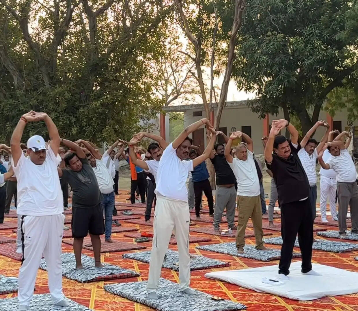 सुबह छह बजे से प्रारंभ हुए कार्यक्रम की शुरुआत प्रार्थना एवं शिथिलीकरण अभ्यास के साथ हुई। इसके बाद प्रतिभागियों ने सूर्य नमस्कार, पद्मासन, वृक्षासन, वज्रासन सहित विभिन्न योगासन एवं कपालभाति, अनुलोम-विलोम समेत कई प्राणायामों का अभ्यास किया। योगाचार्य देव कुमार गुप्ता ने योग के महत्व पर प्रकाश डालते हुए नियमित अभ्यास के लाभों की जानकारी दी।