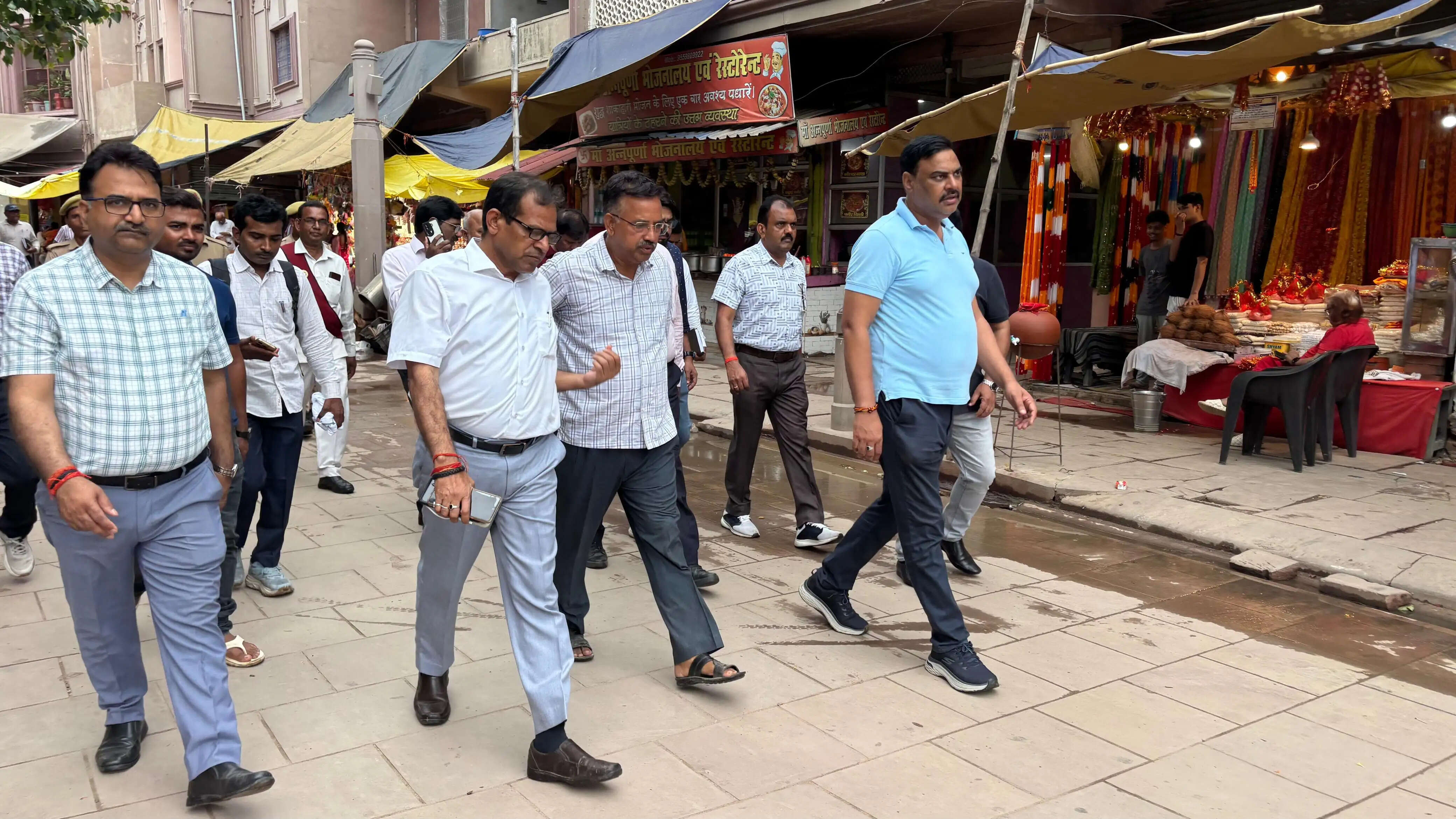 निरीक्षण की शुरुआत विंध्याचल स्थित हेलीपैड से हुई, जहां जिलाधिकारी ने सुरक्षा व्यवस्था, साफ-सफाई, अग्निशमन और एंबुलेंस जैसी आवश्यक सुविधाओं का निरीक्षण किया। उन्होंने लोक निर्माण विभाग (पीडब्ल्यूडी) को हेलीपैड से मंदिर तक जाने वाले मार्ग को गड्ढामुक्त करने और पूरे रास्ते बैरिकेडिंग सुनिश्चित करने के निर्देश दिए।