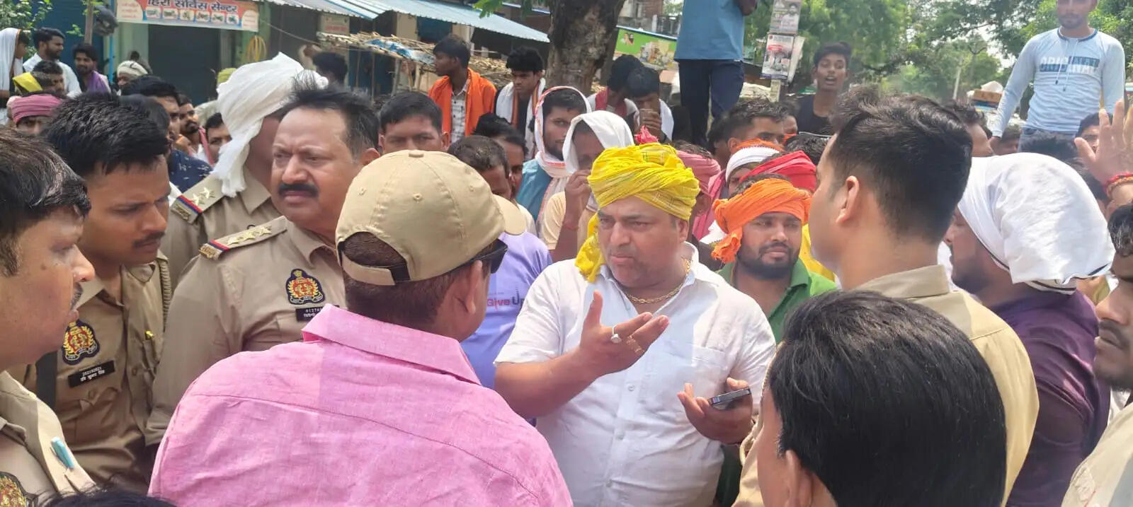 &nbsp;Chandauli News: गंगा में डूबे युवक का 24 घंटे बाद भी नहीं मिला सुराग, आक्रोशित ग्रामीणों ने किया चक्काजाम