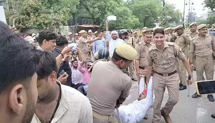 वाराणसी में NEET परीक्षा मामले को लेकर PMO का घेराव करने जा रहे NSUI व समाजवादी छात्र नेताओं&nbsp;को पुलिस ने रोका, सड़क पर बैठ प्रदर्शन कर रहे छात्रों को पुलिस ने किया गिरफ्तार