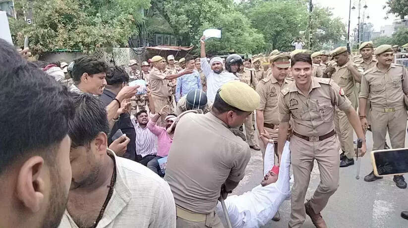 वाराणसी में NEET परीक्षा मामले को लेकर PMO का घेराव करने जा रहे NSUI व समाजवादी छात्र नेताओं को पुलिस ने रोका, सड़क पर बैठ प्रदर्शन कर रहे छात्रों को पुलिस ने किया गिरफ्तार