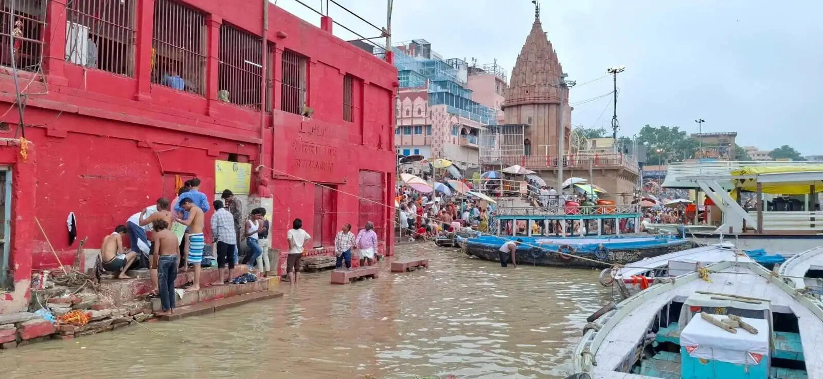गंगा का बढ़ता जलस्तर बना चुनौती, काशी में नाव संचालन पर रोक, घाटों का संपर्क टूटा