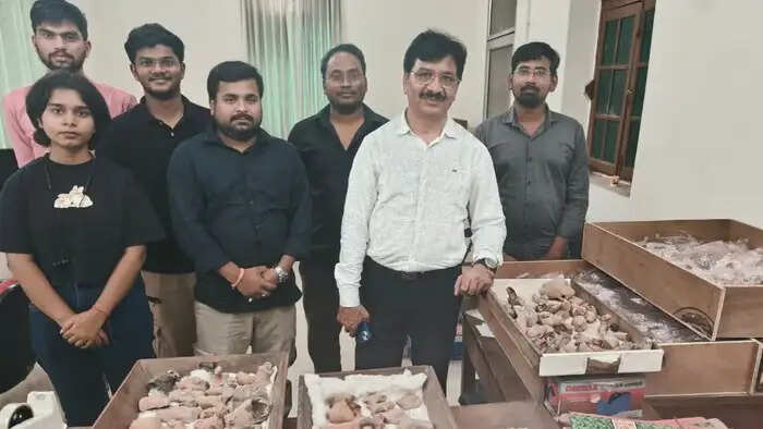 इन संदूकों में करीब पांच हजार साल पुरानी वस्तुओं के साथ एनालॉग कैमरों से तैयार की गई 10 हजार से अधिक निगेटिव रील और ग्लास स्लाइड्स भी मिली हैं। इनमें देश के 63 अलग-अलग स्थानों पर बीएचयू की ओर से कराई गई पुरातात्विक खुदाई से जुड़े महत्वपूर्ण साक्ष्य सुरक्षित हैं।