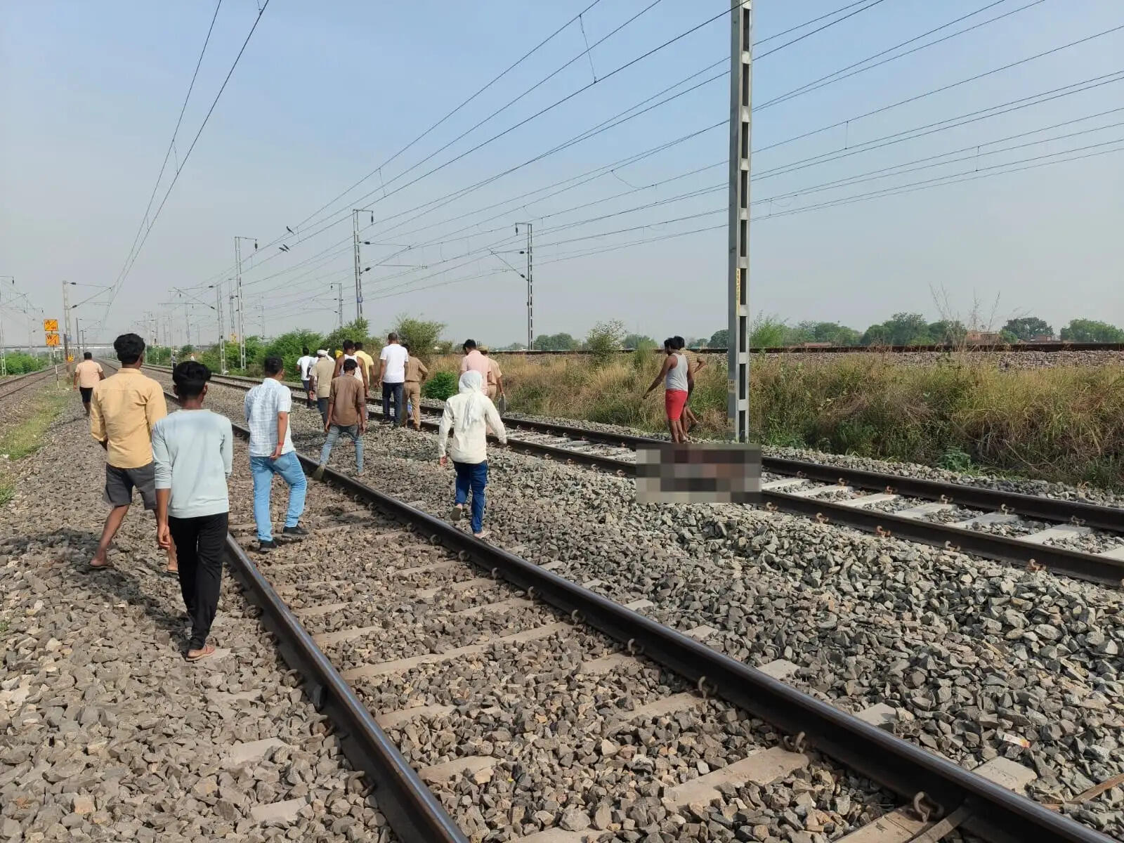 Chandauli News: ​​​​​​​ट्रेन की चपेट में आने से युवक की दर्दनाक मौत, परिजनों में मचा कोहराम