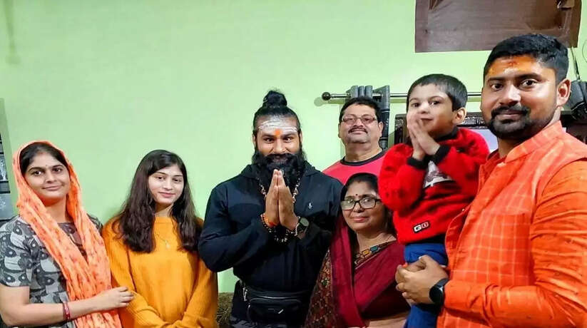 Varanasi news: WWE के 'वीर महान' पहुँचे बनारस, काशी विश्वनाथ धाम में लगाई हाजिरी, फँस में सेल्फी की मची होड़
