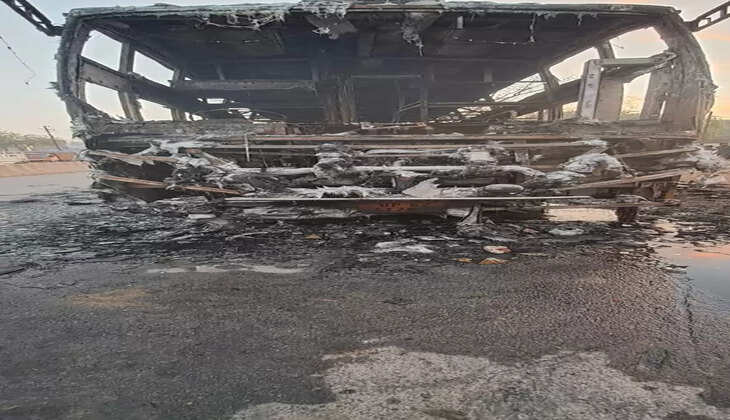 Varanasi News: मंडुआडीह थाना क्षेत्र के महेशपुर के पास चलती बस में अचानक लगी आग, पुलिस ने सभी यात्रियों को सकुशल निकाला