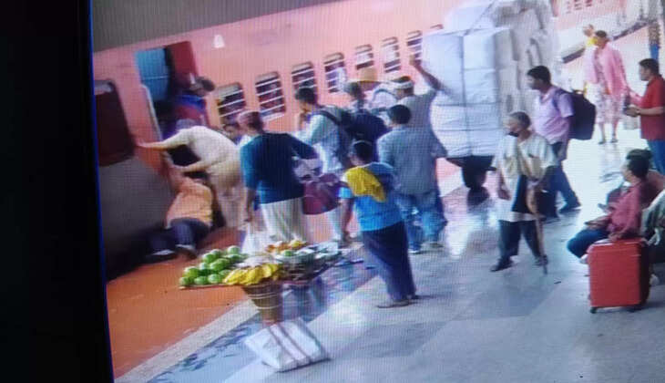 वाराणसी में रेलवे प्लेटफॉर्म पर ट्रेन में चढ रहे एक व्यक्ति फिसला पैर, जीआरपी पुलिस के जवान ने दौड़ लगाकर बचाई जान