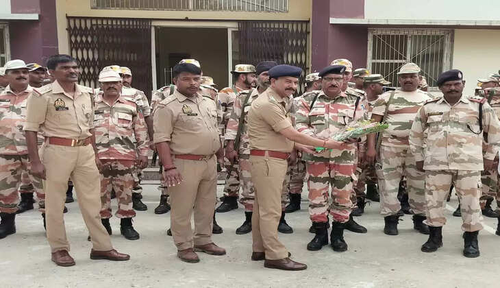 Chandauli News: चन्दौली में आगामी लोकसभा चुनाव को संपन्न कराने के लिए जनपद में पहुंचे पैरामिलिट्री के जवान, पुलिस कर्मियों ने किया स्वागत