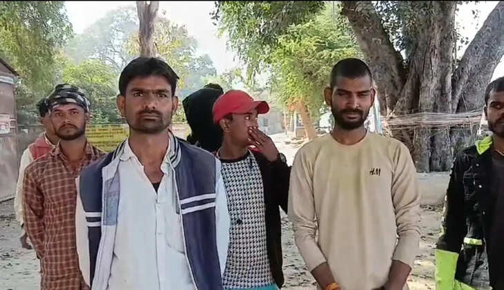   चंदौली: जिले में गुरुवार को विकास भवन के पास मजदूरों ने अपनी बकाया मजदूरी की मांग को लेकर जोरदार धरना-प्रदर्शन किया। प्रदर्शन कर रहे मजदूरों का आरोप है कि चहनिया के ब्लॉक प्रमुख अरुण जायसवाल ने उनके सवा चार लाख रुपये का भुगतान अब तक नहीं किया है। मजदूरों का कहना है कि वे बीते एक साल से अपनी मेहनत की कमाई के लिए अधिकारियों के चक्कर काट रहे हैं, लेकिन उन्हें केवल आश्वासन ही मिला है।  ब्लॉक प्रमुख पर लगाए गंभीर आरोप  बिछिया कला गांव के निवासी योगेंद्र कुशवाहा के मुताबिक, जिला मुख्यालय स्थित अरुण जायसवाल के मकान में ठेकेदारी के माध्यम से निर्माण कार्य कराया गया था। मजदूरों ने मेहनत से काम पूरा किया, लेकिन इसके बाद भी उनकी मजदूरी नहीं दी गई। मजदूरों का आरोप है कि ब्लॉक प्रमुख ने फर्जी दस्तावेजों पर हस्ताक्षर कर यह दिखाने की कोशिश की कि भुगतान हो चुका है, जबकि उन्हें अब तक एक भी रुपया नहीं मिला है।  प्रशासन से लगाई न्याय की गुहार  पीड़ित मजदूरों ने एसपी और डीएम से भी इस मामले में शिकायत की, लेकिन अभी तक कोई ठोस कार्रवाई नहीं हुई। मजदूरों का कहना है कि जब तक उनकी मजदूरी का भुगतान नहीं होगा, उनका आंदोलन जारी रहेगा। उन्होंने प्रशासन से न्याय की गुहार लगाई है और जल्द से जल्द बकाया राशि दिलाने की मांग की है।  संघर्ष जारी रखने की चेतावनी  मजदूरों का कहना है कि यह उनके जीवन यापन का सवाल है और वे अपनी मेहनत की कमाई के लिए किसी भी हद तक जाने को तैयार हैं। उन्होंने चेतावनी दी है कि अगर जल्द ही उन्हें उनका भुगतान नहीं मिला, तो वे अपना आंदोलन और तेज करेंगे।