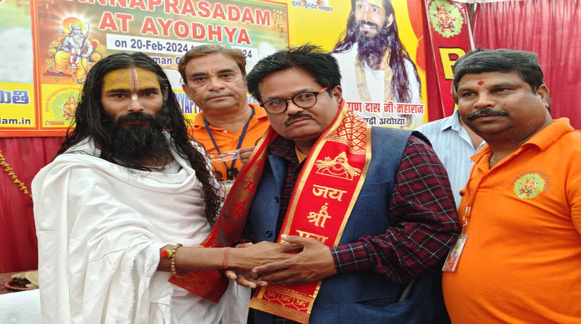 Ayodhya News: शिद्धपीठ हुनमानगढ़ी में पत्रकारिता के सुपरस्टार महेंद्र त्रिपाठी हुए सम्मानित