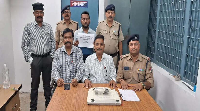 वाराणसी में अवैध रेल टिकट बनाने वाला एक अभियुक्त गिरफ्तार