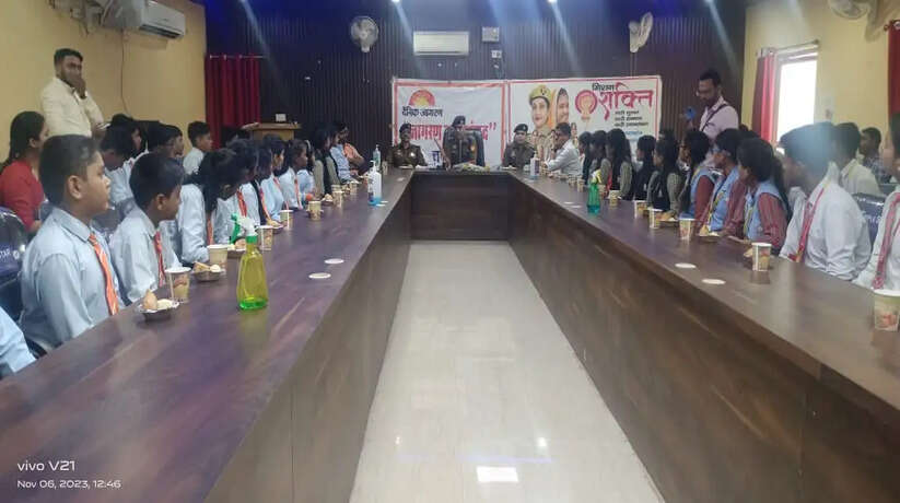 Chanduali News: चन्दौली पुलिस से दोस्ती करने के लिए स्कूली बच्चे एसपी कार्यालय पहुंचे