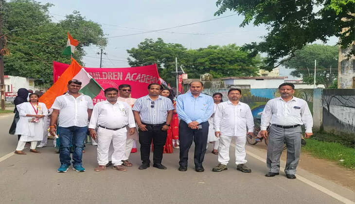 Ayodhya News: स्वतंत्रता दिवस पर बेसिक शिक्षा के विद्यालयों ने निकाली प्रभात फेरी,&nbsp;हजारों की संख्या में शामिल हुए छात्र एवं छात्राएं,दिया देश भक्ति का संदेश