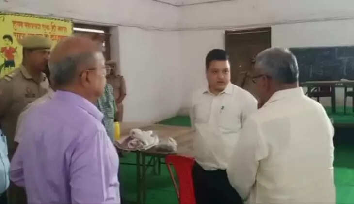 चन्दौली जिलाधिकारी ने मतगणना स्थल का किया निरीक्षण, तैयारियां पूरी