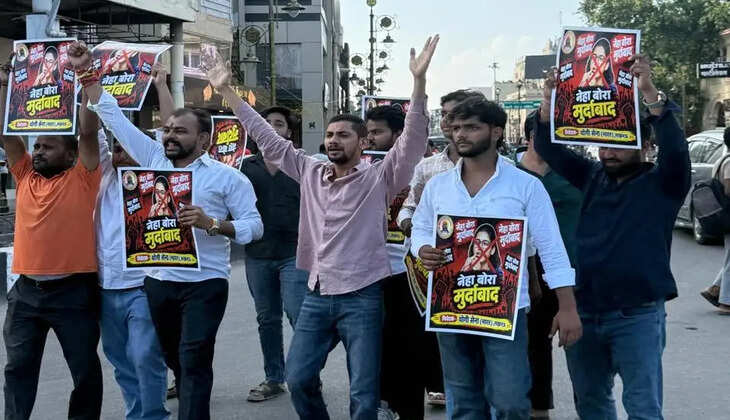 नेहा बोरा के निष्कासन की मांग को लेकर योगी सेना का प्रदर्शन