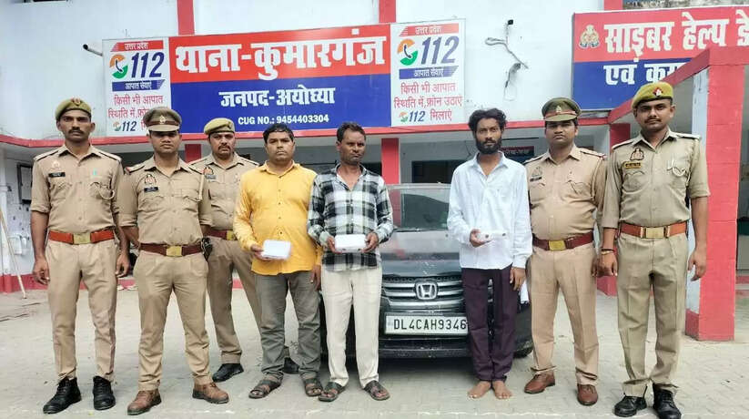 राजस्व निरीक्षक के घर चोरी का पुलिस ने किया खुलासा, पिता की मृत्यु के बाद पीड़ित परिवार चला गया था पैतृक गांव गनेशपुर, पीड़ित परिवार में पुलिसिया कार्रवाई पर जताया असंतोष अयोध्या। कुमारगंज थाना क्षेत्र स्थित बरई पारा गांव के पास मकान बना कर रह रहे राजस्व निरीक्षक के घर डेढ़ माह पूर्व हुई चोरी की बड़ी घटना का कुमारगंज पुलिस ने पर्दाफाश कर दिया है। पुलिस ने चोरी में संलिप्त तीन शातिर चोरों को गिरफ्तार कर लिया है। पकड़े गए चोरों के कब्जे से पुलिस ने चोरी किए गए कुछ आभूषण और नकदी भी बरामद कर ली है। हालांकि पुलिसिया कार्यवाही से पीड़ित राजस्व निरीक्षक का परिवार पूरी तरह से असंतुष्ट है।कुमारगंज थाना क्षेत्र के चिलबिली चौकी क्षेत्र अंतर्गत गनेशपुर निवासी राजस्व निरीक्षक हरिश्चंद्र सिंह अयोध्या रायबरेली राष्ट्रीय राजमार्ग के किनारे स्थित बरईपारा गांव के पास मकान बनाकर परिवार सहित निवासरत हैं। उनके पिता का निधन हो गया था। जिसके बाद पूरा परिवार पैतृक गांव गनेशपुर चला गया था। बीते 25/26 अगस्त की रात चोरों ने उनके घर को निशाना बनाया और घर के मेन गेट में बंद ताले को तोड़ दिया। घर के आखिरी छोर पर स्थित उनके बहू के कमरे में बंद गेट का लॉक तोड़कर अंदर घुस गए चोरों ने अलमारी का लॉक तोड़ा और लॉकर में रखे सोने एवं चांदी के आभूषण सहित नकदी भी पार कर दिए थे। घटना की जानकारी राजस्व निरीक्षक के बेटे सत्येंद्र सिंह के सोमवार को सुबह घर पहुंचने के बाद हुई थी। मामले में पीड़ित राजस्व निरीक्षक की तहरीर पर मुकदमा दर्ज कर घटना की छानबीन शुरू कर दी थी। मामले में पुलिस ने दो चोरों रणवीर उर्फ मनीष पुत्र वीरेंद्र कथा करण गुप्ता उर्फ राहुल पुत्र मुन्ना निवासी कानपुर को पहले ही गिरफ्तार कर अयोध्या जेल भेज दिया था। इसके अलावा घटना का मास्टरमाइंड बॉबी इटावा जेल में है। प्रभारी निरीक्षक अमरजीत सिंह के नेतृत्व में गठित पुलिस टीम के उपनिषद चंद्र और और सिपाही अजय यादव तथा शशिकांत मिश्रा को घटना में शामिल तीन अन्य लोगों के थाना क्षेत्र स्थित रामगंज उपाध्याय पर मोड पर मौजूद होने की जानकारी मिली और उन्हें मुखबिर से सूचना मिली कि उपरोक्त तीनों लोग अयोध्या जेल में बंद रणवीर और करण गुप्ता की जमानत की परवी में फैजाबाद शहर जाने के फिराक में खड़े हैं। कुमारगंज पुलिस ने घटना में शामिल तीन चोरों सोहिल उर्फ कल्लू उर्फ करण पुत्र सुलेमान निवासी एसपी आवास कॉलोनी के पीछे काशीराम नगर कानपुर, वीरेंद्र चक्र पुत्र राधेश्याम निवासी शहरी थाना जनपद औरैया और चोरी का माल खरीदने वाले व्यापारी प्रत्येश कटियार पुत्र गंगाराम निवासी कानपुर नगर बरहट कानपुर को थाने लाकर उनसे कड़ी पूछताछ की। पुलिस ने उनके कब्जे से 30 ग्राम सोने के आभूषण एवं 116 ग्राम चांदी के आभूषण भी बरामद किए पुलिस ने घटना में प्रयुक्त चार पहिया वाहन होंडा सिटी कार रजिस्ट्रेशन नंबर डी एल 4 सी ए एच 9346 भी बरामद कर लिया है। ने पकड़े गए तीनों लोगों को जेल भेज दिया है। वहीं दूसरी और पीड़ित राजस्व निरीक्षक हरिश्चंद्र सिंह के ग्राम प्रधान भतीजे अभिषेक सिंह ने पुलिसिया कार्यवाही पर असंतोष व्यक्त करते हुए कहा कि चोरों को पकड़ने में मेरा लाखों रुपए खर्च हो गया तथा सामान की बरामदगी भी बड़े पैमाने पर हुई, लेकिन पुलिस ने बरामदगी के नाम पर महज रस्म अदायगी की है।