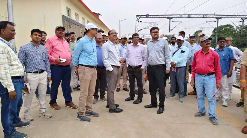 वाराणसी मंडल रेल प्रबंधक ने अमृत भारत स्टेशन पुनर्विकास योजना के अंतर्गत विकास कार्यो का किया निरीक्षण