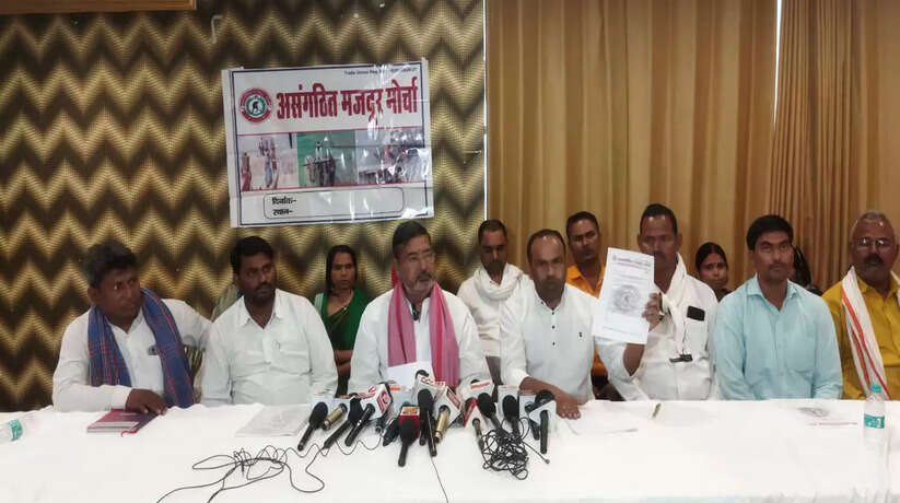 Varanasi News: असंगठित मजदूरों के पलायन रोकने के लिए चंदौली क्षेत्र में सरकारी उपक्रम निर्मित होनी चाहिए