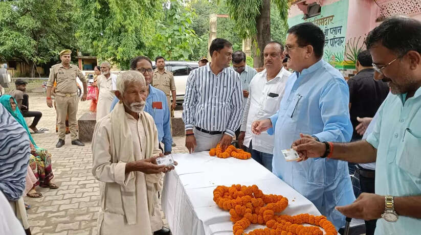वाराणसी में 70 वर्ष से ऊपर के वरिष्ठ नागरिकों को वितरित किया आयुष्मान कार्ड