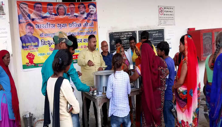 चंदौली: भारतीय युवा शक्ति मोर्चा मिशन समाज सेवा ने जिला अस्पताल में मरीजों को किया खिचड़ी वितरित
