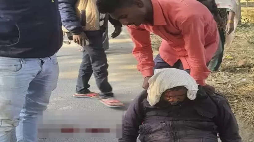 Gorakhpur News: सड़क दुर्घटना में दो व्यक्ति घायल, एक की हालत गंभीर