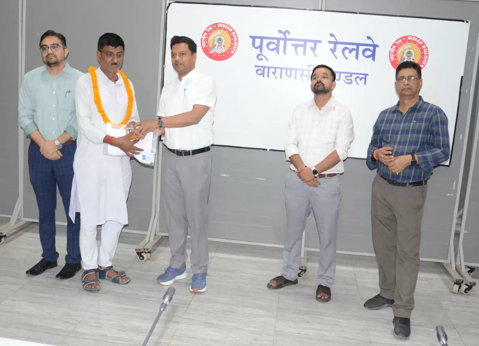 Varanasi News: बरेका में सेवानिवृत होने वाले 12 कर्मचारियों को मंडल रेल प्रबंधक कार्यालय सभागार में दी गयी धनराशि