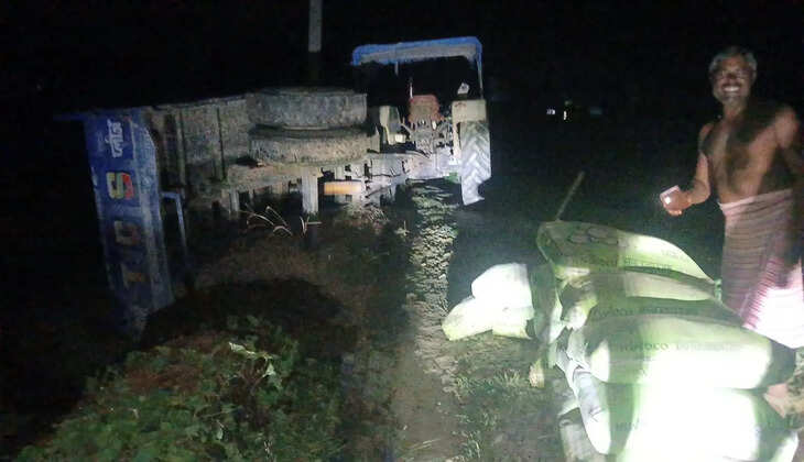 जर्जर सड़क पर पलटी सीमेंट लदी ट्रैक्टर-ट्रॉली, बाल-बाल बचे लोग, ग्रामीणों ने दी चुनाव बहिष्कार की चेतावनी