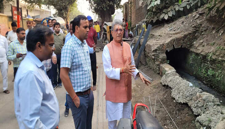 अयोध्या में नगर विधायक, जिलाधिकारी व अन्य आलाधिकारियों ने परिक्रमा पथों का निरीक्षण कर लिया जायजा