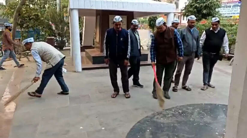 AAP जिला अध्यक्ष ई. रमाशंकर पटेल के नेतृत्व में सैकड़ो कार्यकर्ताओं ने आजाद पार्क में चलाई सफाई अभियान
