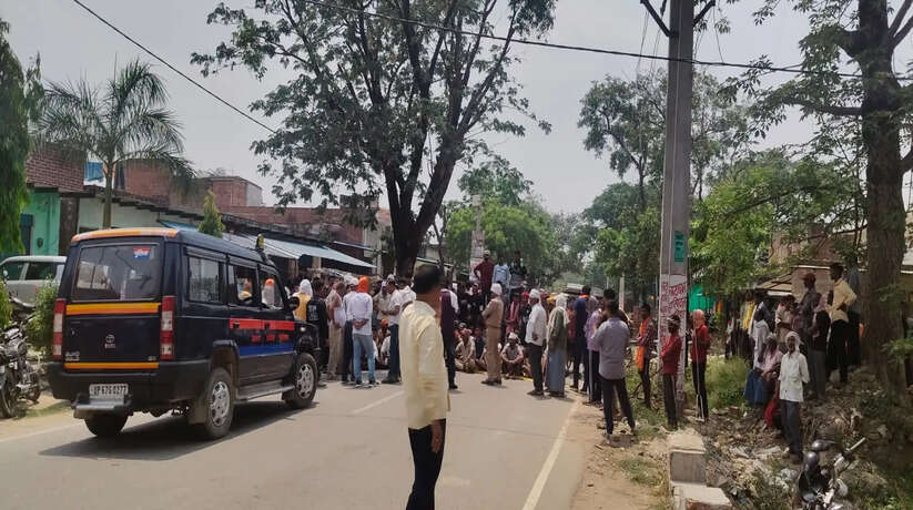 &nbsp;Chandauli News: गंगा में डूबे युवक का 24 घंटे बाद भी नहीं मिला सुराग, आक्रोशित ग्रामीणों ने किया चक्काजाम
