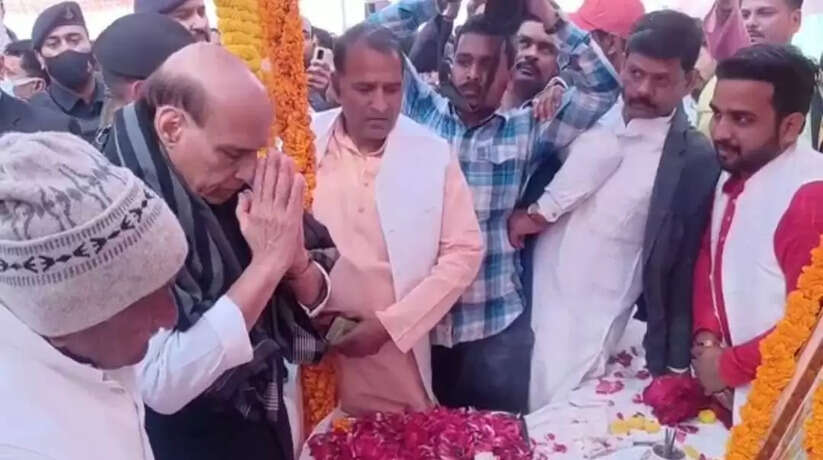 Chandauli News: रक्षामंत्री पहुंचे पैतृक गांव भभौरा, भाभी नैनतारा देवी के तेरहवीं में हुए शामिल