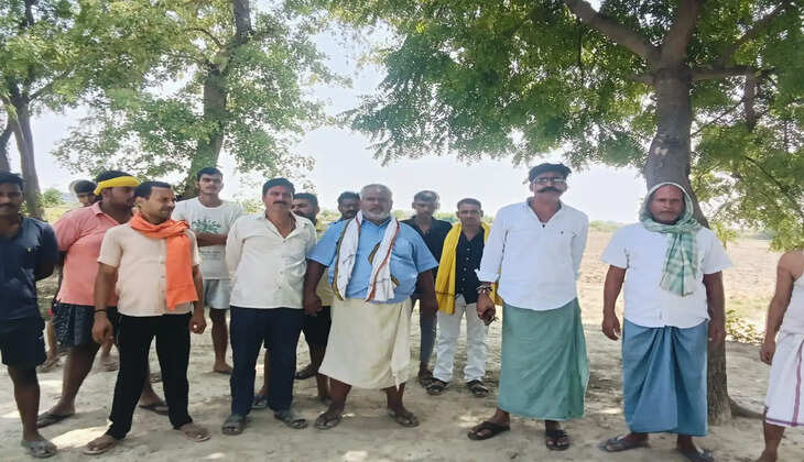 Chandauli News, Lolpur Village, Chahaniya Block, Pond Neglect Issue, Villagers Protest, BDO Inspection, Allegations Against Village Head, Water Crisis, Pond Cleaning, Rural Development, Chandauli Updates, Village Issues, Water Conservation, Administrative Action, Rural News