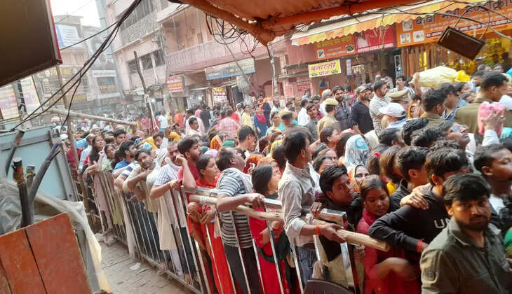 Varanasi News:&nbsp;बाबा विश्वनाथ की नगरी में स्वर्णमयी मां अन्नपूर्णा के दरबार में उमड़ी भीड़, खजाने पाने की होड़