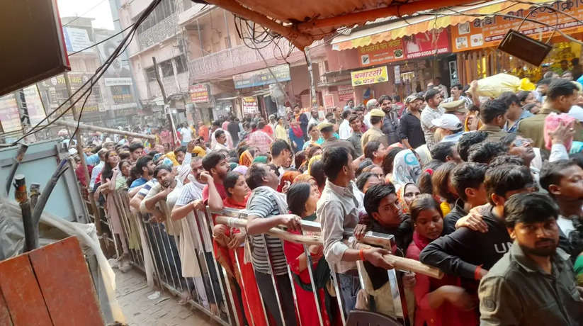Varanasi News: बाबा विश्वनाथ की नगरी में स्वर्णमयी मां अन्नपूर्णा के दरबार में उमड़ी भीड़, खजाने पाने की होड़