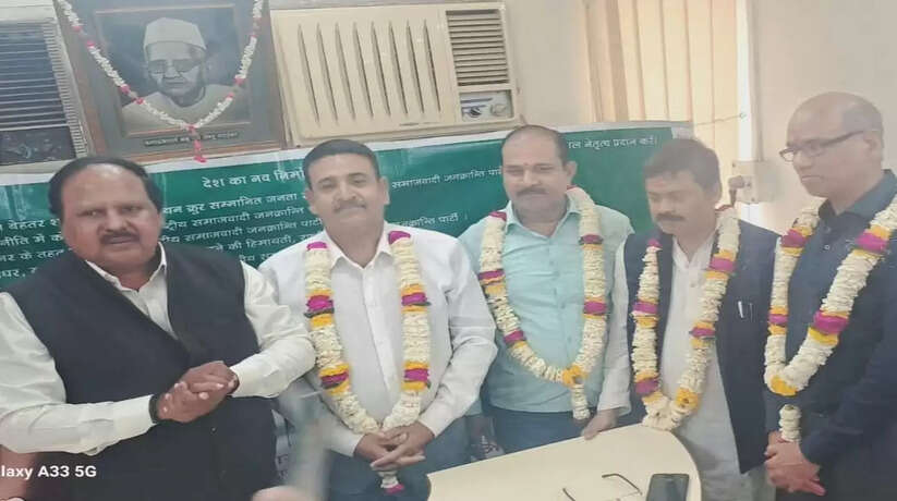 Varanasi News: राष्ट्रीय समाजवादी जनक्रान्ति पार्टी के राष्ट्रीय अध्यक्ष एस0एल0 ठाकुर ने पराड़कर भवन में मीडिया संग की प्रेस वार्ता