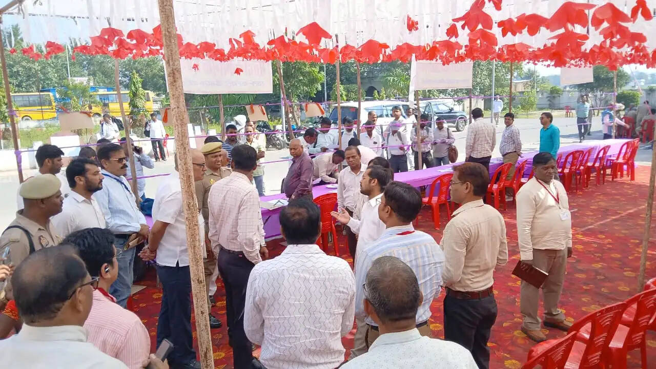वाराणसी खंड स्नातक एवं शिक्षक निर्वाचन को देखते हुए प्रशासनिक स्तर पर तैयारियों को अंतिम रूप दिया गया है। मतदान पार्टियों को उनके निर्धारित केंद्रों पर भेजने के साथ चुनाव से संबंधित आवश्यक व्यवस्थाओं की निगरानी भी की जा रही है।
